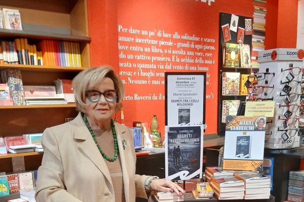 Mariel Sandrolini, la signora del giallo, firma le copie del nuovo libro alla libreria Coop LAME.