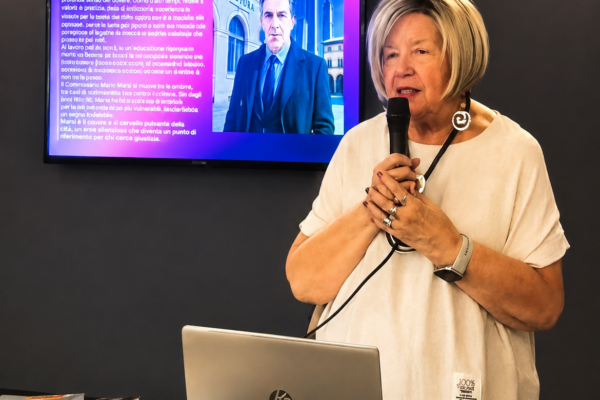 Sold out, anche alla presentazione del 6 agosto 2026 all’ Hotel Miramonti. Grazie alla organizzazione di Elisabetta Picchioni, con la presenza di Federica Gaggioli, assessore alla cultura di Montese, ai gentili ospiti, alle  persone esterne, il salone era pieno. Emozione, partecipazione,  tante le domande che hanno fatto sì,  che negli intervenuti resterà il ricordo di una serata speciale, con Mariel Sandrolini, il suo Marra e i suoi tantissimi libri.